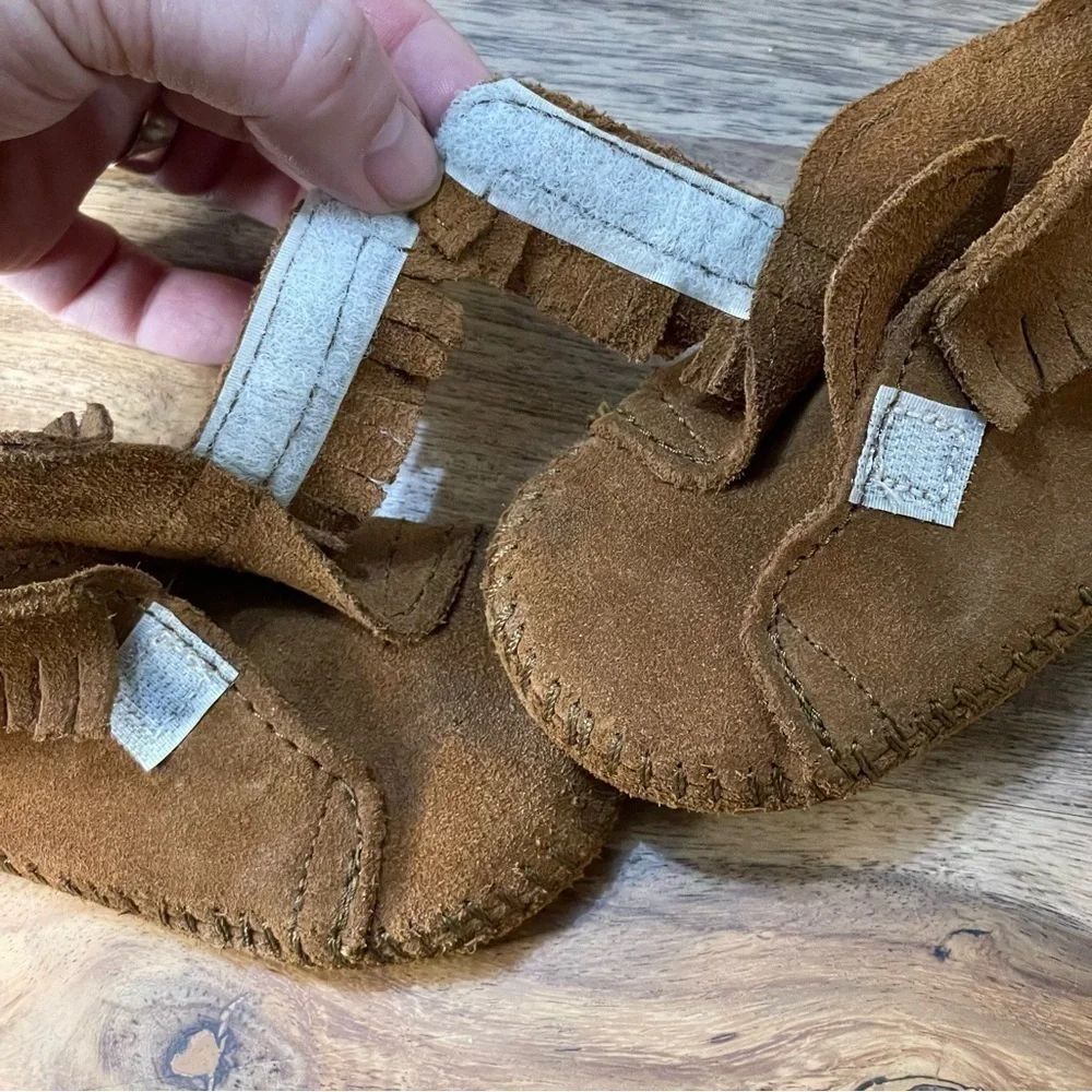 Minnetonka Moccasins 1122 - Infants Front Strap Bootie - Brown Suede C5‎